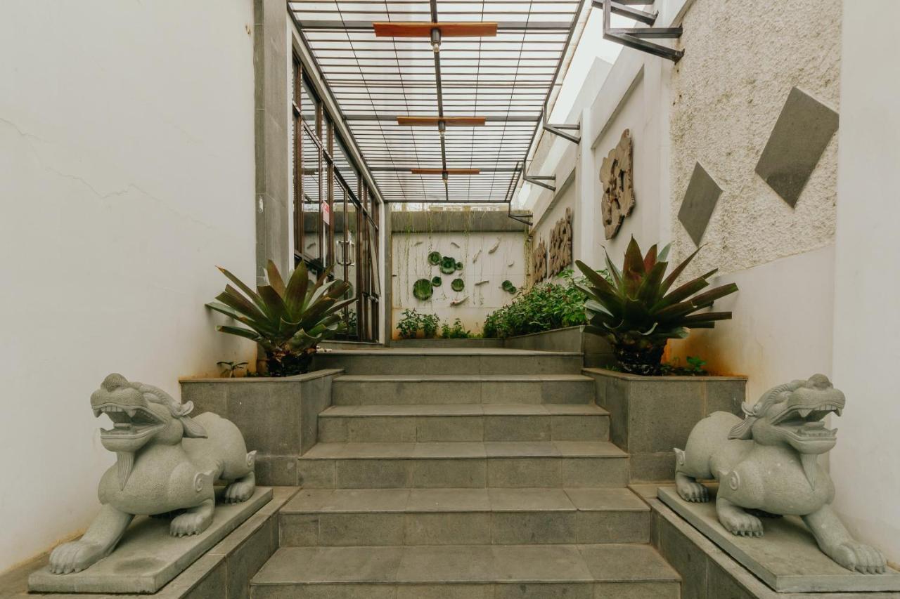 Urbanest Inn House Slipi Jakarta Exteriör bild