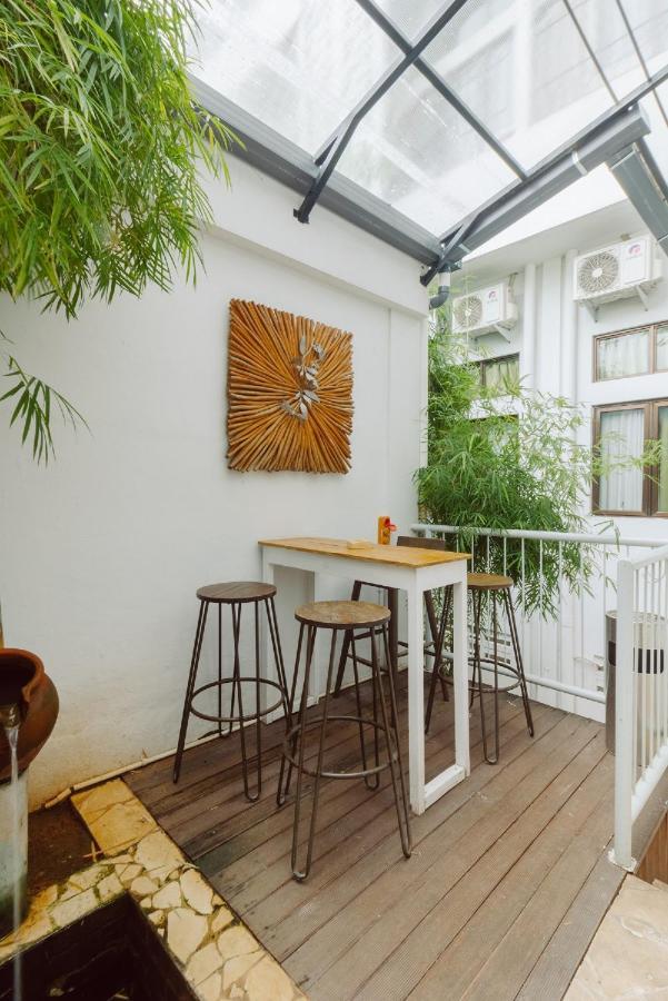 Urbanest Inn House Slipi Jakarta Exteriör bild
