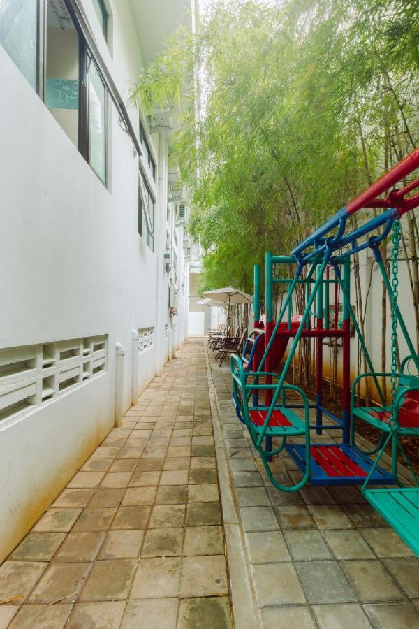 Urbanest Inn House Slipi Jakarta Exteriör bild