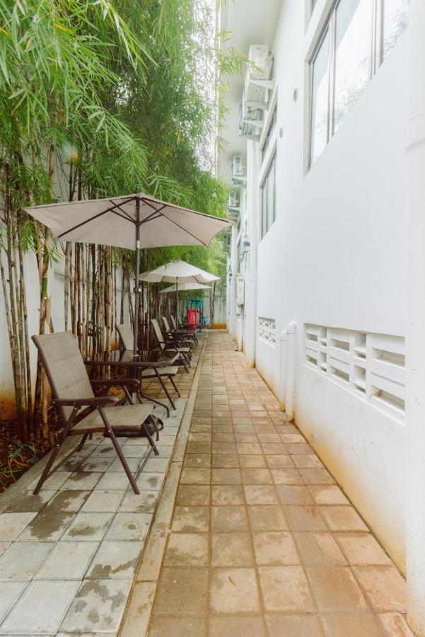 Urbanest Inn House Slipi Jakarta Exteriör bild