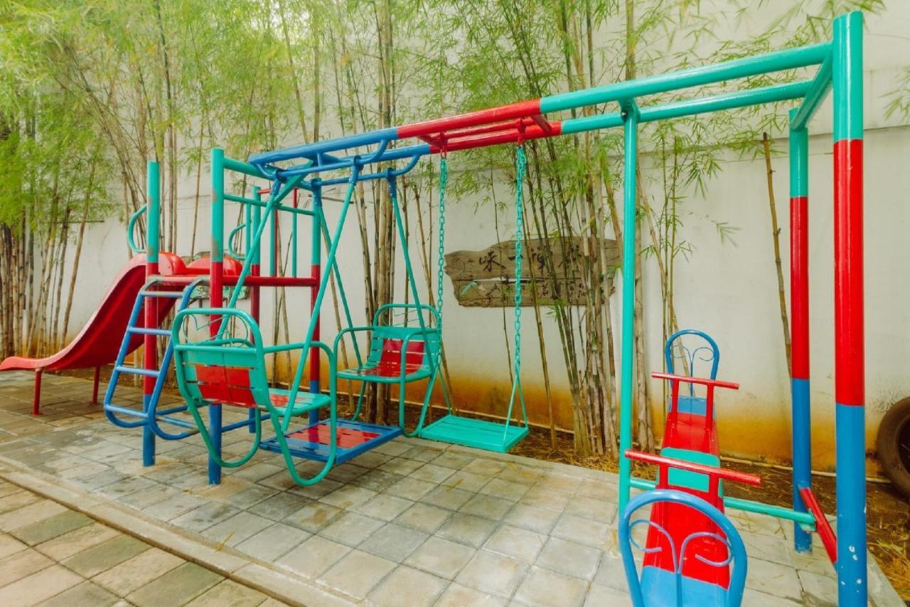 Urbanest Inn House Slipi Jakarta Exteriör bild