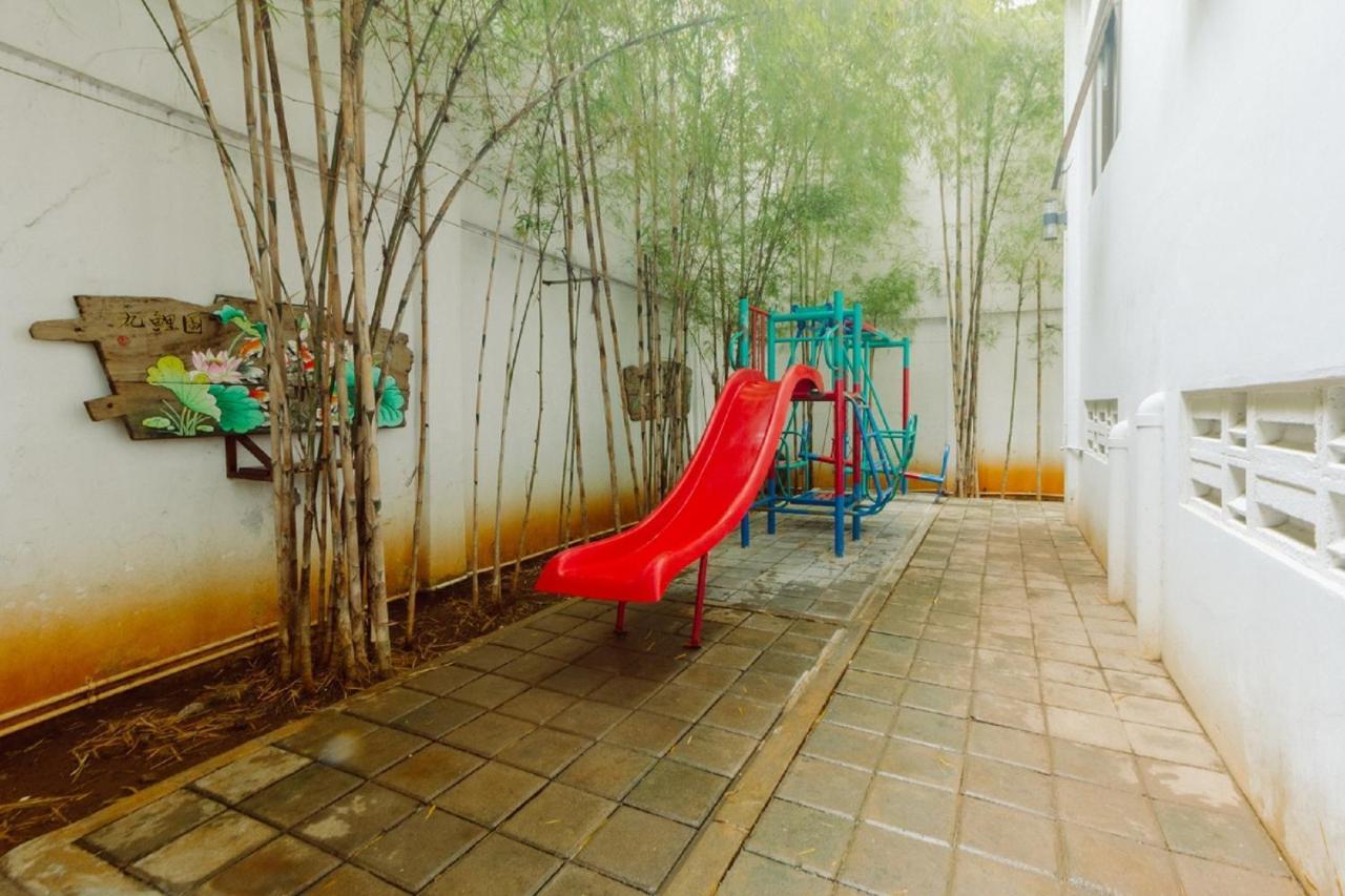 Urbanest Inn House Slipi Jakarta Exteriör bild