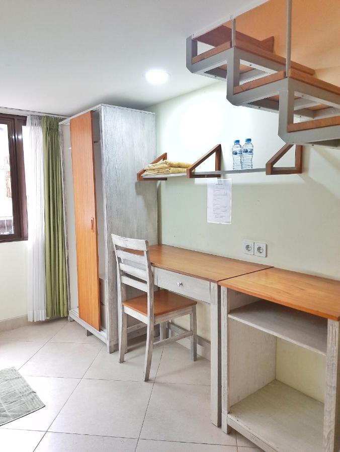 Urbanest Inn House Slipi Jakarta Exteriör bild