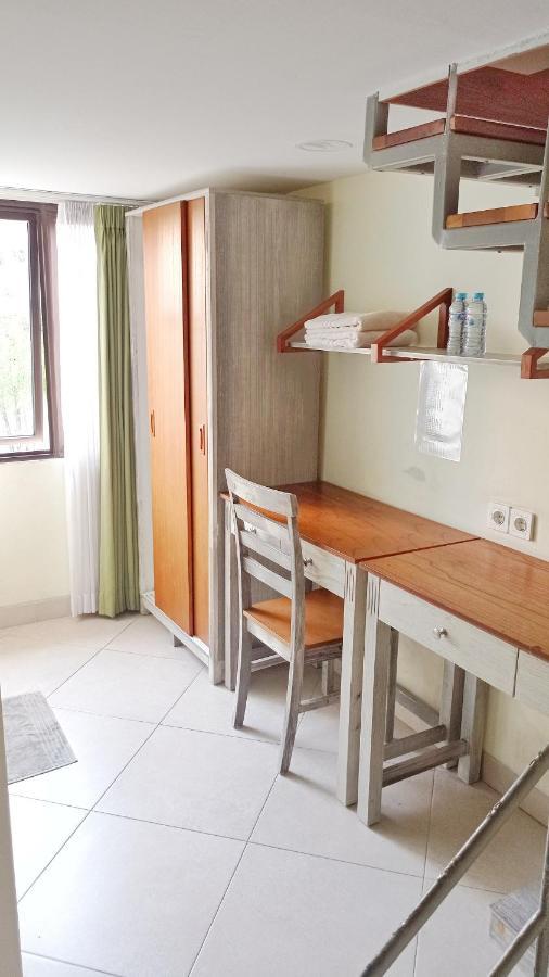 Urbanest Inn House Slipi Jakarta Exteriör bild