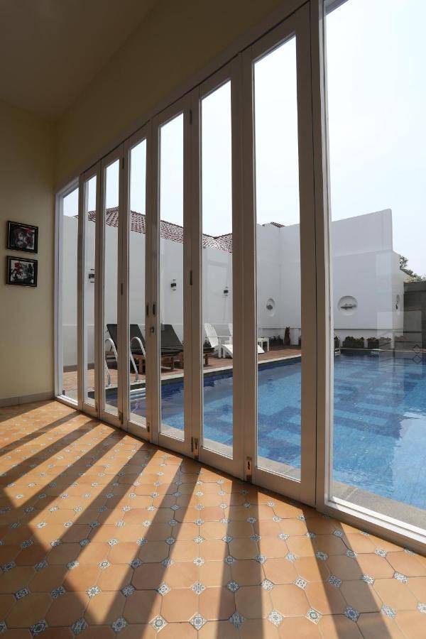 Urbanest Inn House Slipi Jakarta Exteriör bild